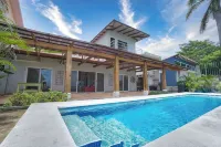 Newly Remodeled Beachfront Home! - 4 tähden