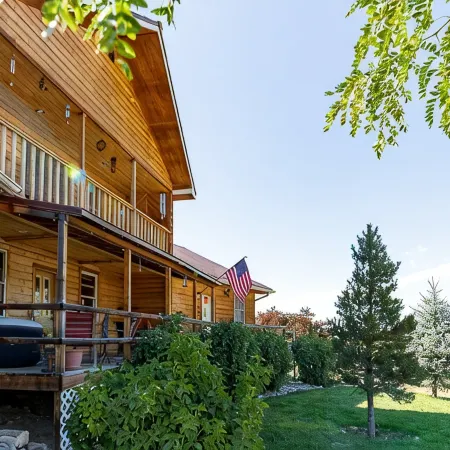 Blue Jay Inn Getaway with amazing views and wildlife