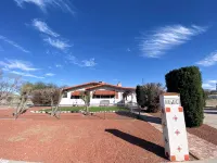 Charming 2-bedroom house with WiFi, AC in welcoming Yucca Valley - Homestays