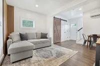 Cozy Apt with King Bed - Full Kitchen - Desk Area - 4-Star