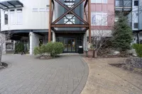 Amazing Unit!  Sleeps 5. Swim or Ski out your front door. On site at Silver Mt. -  Privatzimmer
