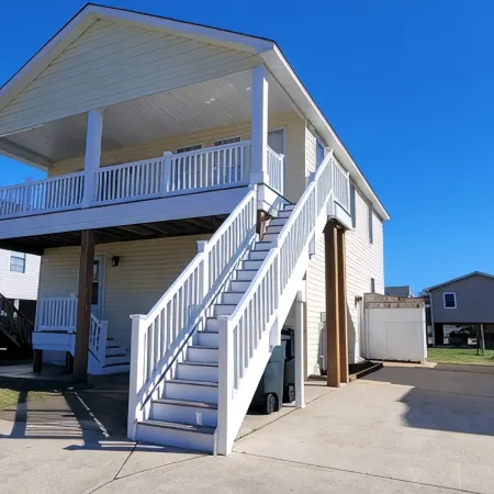 Pet Friendly Home with Private Tiki Bar - 3-minute drive to the beach!