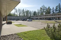 Canadas Best Value Inn Whitecourt - parking