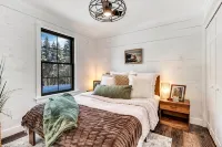 Charming 2-bedroom chalet with jacuzzi WiFi and AC in Glenburn