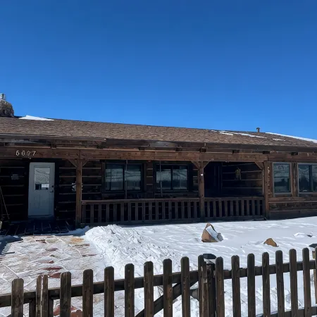 Scenic 3 bedroom cabin with hot tub