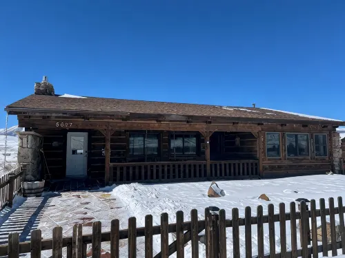 Scenic 3 bedroom cabin with hot tub