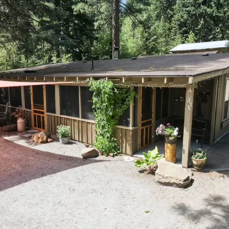 Upgraded Rustic Themed Retreat w/screened porch in Rocky Point.