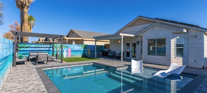 Seaside Cottage in walking distance of downtown Gilbert with charming pool. Hotels in Gilbert