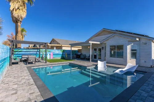 Seaside Cottage in walking distance of downtown Gilbert with charming pool. - Boutique