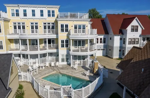 Cozy, convenient poolside by canal and beach .9 m Downtown shops and eateries