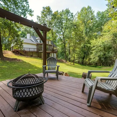 Charming Lakehouse /w boat dock and heated pool