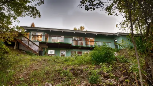 Vintage kitsch 70s/80s themed house with indoor pool and backyard creek - Wifi