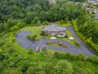 10 bedroooms/baths, 4 mi from VT - 3-Star