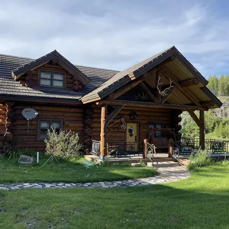 Tweek's Cabin- luxury cabin with yard, fire pit, and hot tub!!!