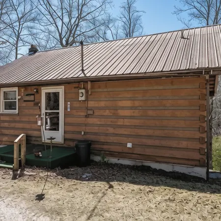 Cozy cabin for 4, 2 King size beds.  Porch with view of lake. Full kitchen.