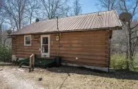 Cozy cabin for 4, 2 King size beds.  Porch with view of lake. Full kitchen.