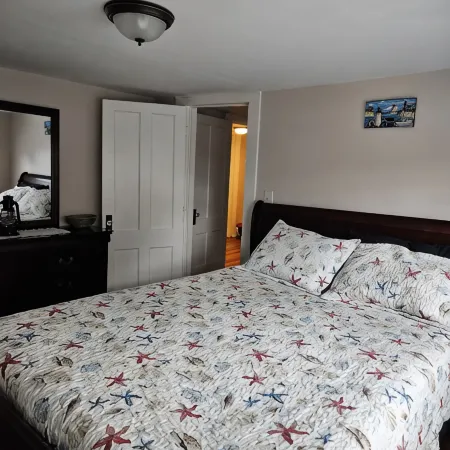 Mystic Home Perfect for Families- Easy Walk to Downtown. .
