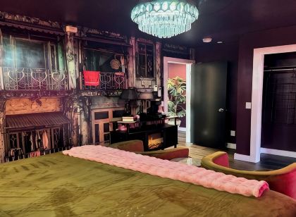 Romantic  Couples Getaway • W/Fireplace &Private Patio • Walk Everywhere