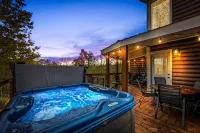 Christmas in Modern Mt Cabin-Dollywood, Downtown, Zipline w/ Hot Tub,Grill,Games - 4-Star