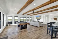 Hilltop Lux Haus with InfinityPool-Hottub-PoolTable - Pet Friendly