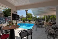 Aparthotel Flora - Pool