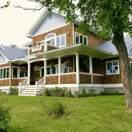 Gorgeous Cozy Spacious Bayfront home with Stunning Views and Beach Access
