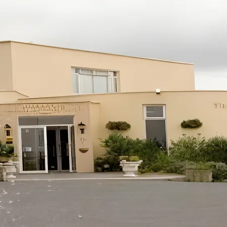 Shoreline Hotel