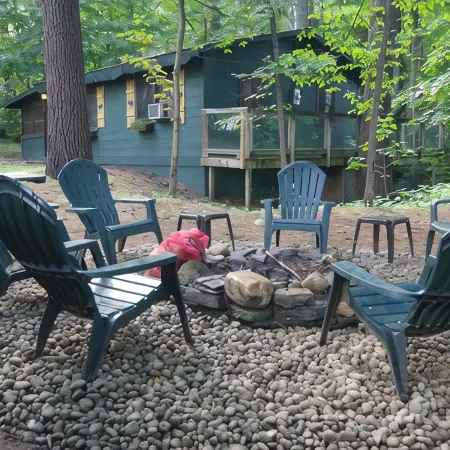 Cottontail Cabin at the Adirondack Lodge =- 5 mins to Lake George Village