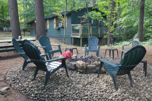Cottontail Cabin at the Adirondack Lodge =- 5 mins to Lake George Village - シャレー