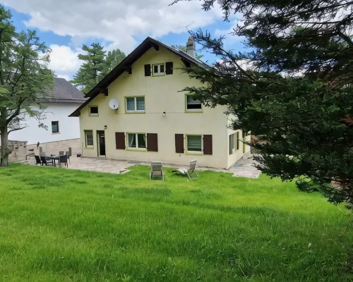 Haus am Wald Quietly located vacation apartment on the ground floor with terrace Hotels in Tabarz