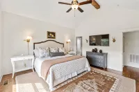 Charming Lakefront 4 Bedroom with bunk room on Lake Keowee with dock, sleeps 12 - 4-Star