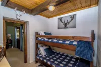Loose Moose Lodge – Family Chalet, Fireplace, Ski! - balcony