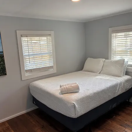 Charming 3-bedroom bungalow in Sneads Ferry with boat dock and gazebo access