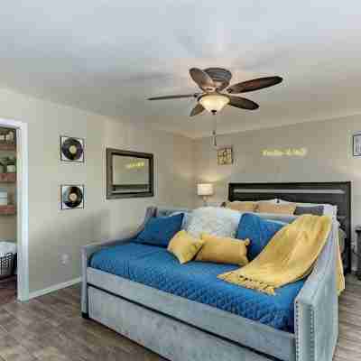 Heated Pool & Hot Tub ! Epic Game Room & Parking! Near Downtown! Rooms
