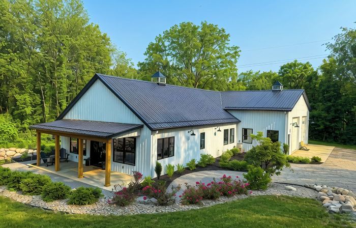 Private Barndo- Sleeps 18, Hot Tub, Sports Barn, 30 Min to Notre Dame