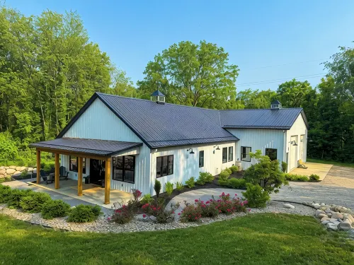 Luxury Barndo Retreat - Sleeps 18, Hot Tub, Sports Barn Near Stone Lake