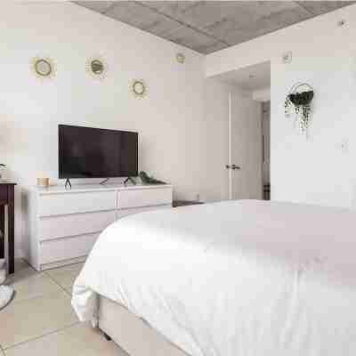 Bright Sleek condo with wonderful skyline view Rooms