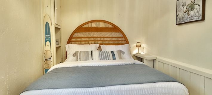 Old Florida Bungalow on a Tranquil Gulf Island Perfect for Couples or Anglers Hotels in Паско