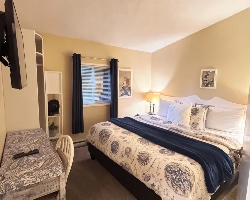 Oceanfront Cottage: Private Dock, Beach Access, Hot Tub, BBQ & Free Kayaks Hotéis em Sooke
