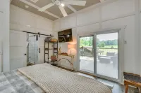 Romantic Couples Cottage, Large Covered Deck with Hot Tub, TV,  Couches, Firepit - Hytter