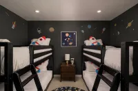 Parkside Retreat - NEW, HotTub, PoolTable & FirePit - balcony