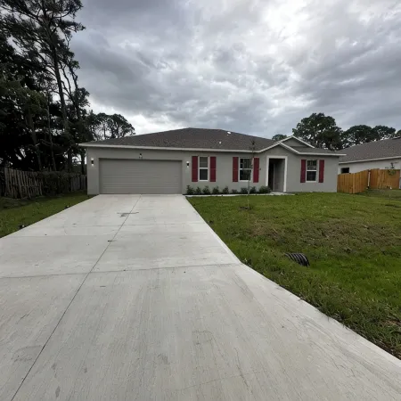 Spacious 4-bedroom house with AC, WiFi in wonderful Palm Bay