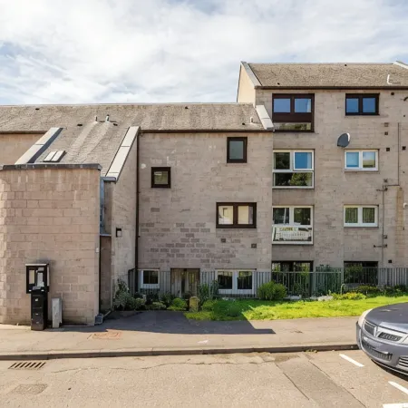 Riverside Garden Apartment with lovely River Tay views and parking