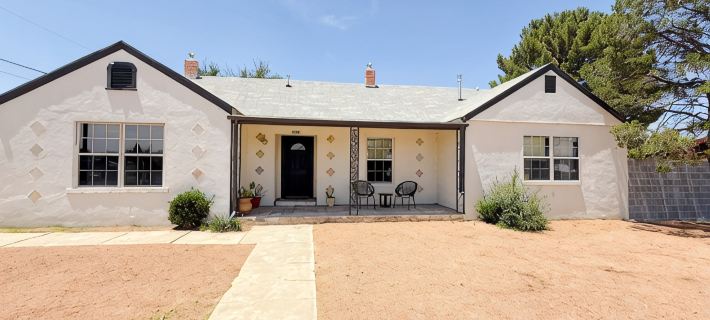 Ocotillo House: Centrally Located 3Bed/3Bath Home Hotels in Marfa