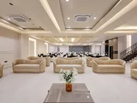 Saltstayz Premier – Golf Course Road & Sector 42 Hotels near DLF Phase I