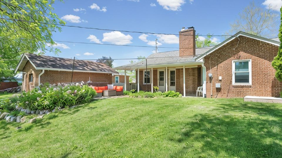 Bright 3-bedroom bungalow 1.3 miles from Ross-Ade