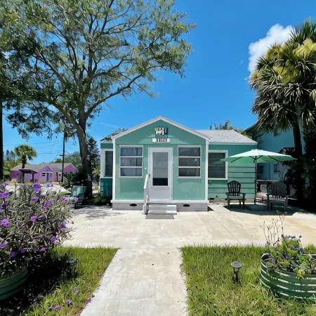 Gulfport Art District! One block from the beach!