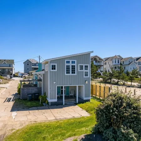 Oceanside Cottage Steps from the Beach! The Gray Sandcastle!