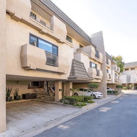 Steps to Sand, Luxury Family Townhome with Central A/C BBQ Crib Resort Amenities