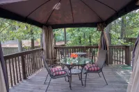 New modern kitchen in great location to RDU and RTP - Homestays